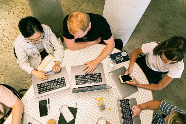 hoto-of-people-using-laptops